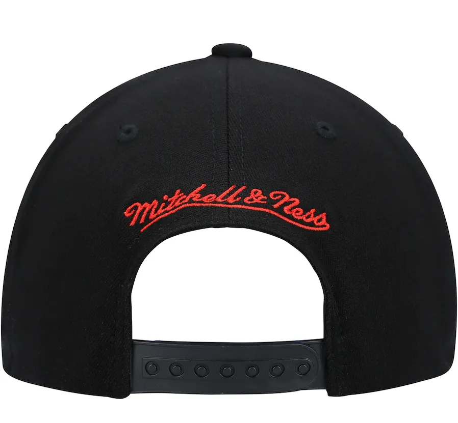 Men's Chicago Bulls Mitchell & Ness Black Hardwood Classics Foundation Script Snapback Hat